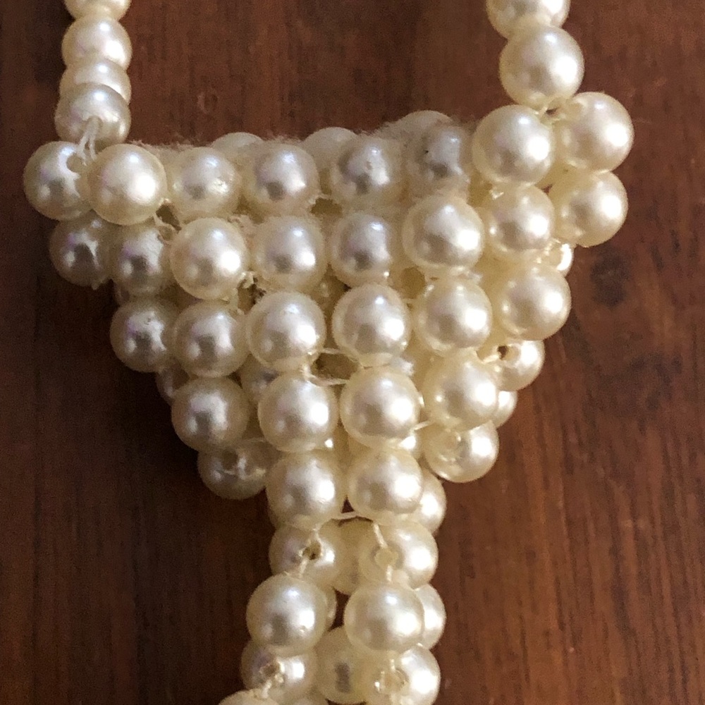 Elegant Pearl Tie - Picture 5 of 9